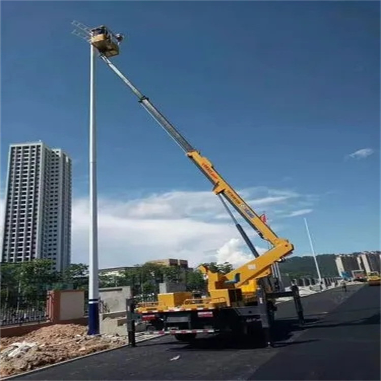 市中维修路灯的曲臂升降车出租