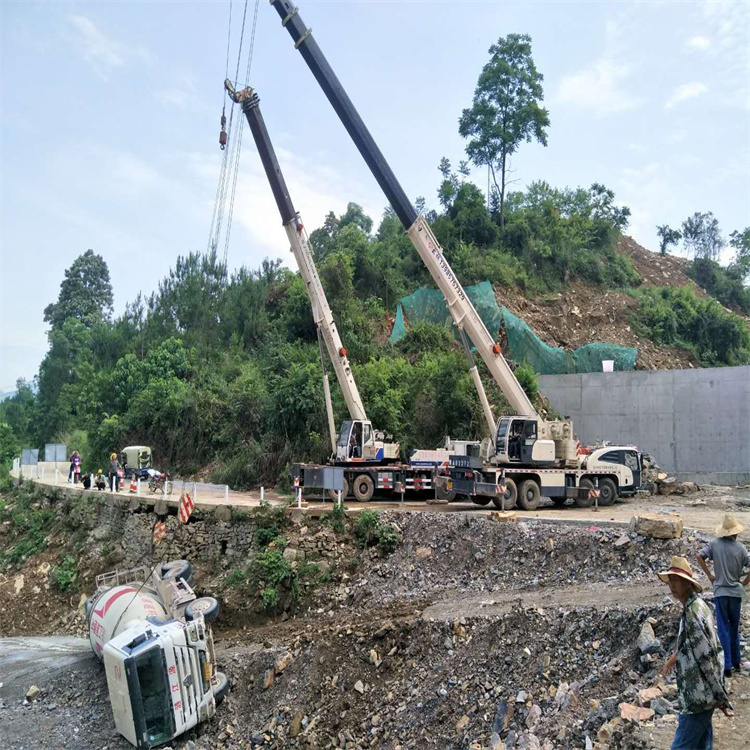 市中汽车掉沟里叫吊车救援要多少钱